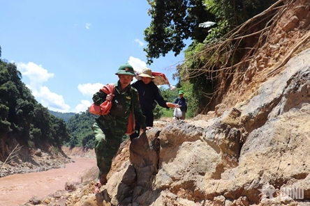 Border troops support flood-hit people